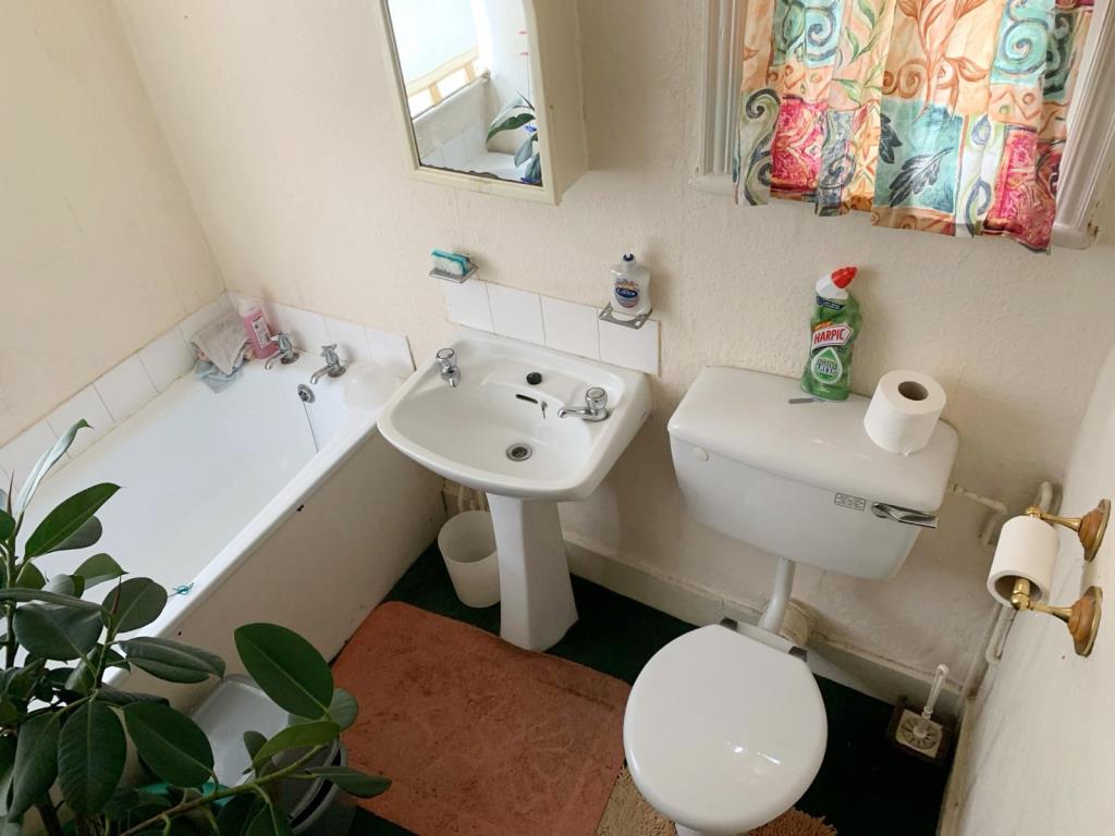 Lot: 64 - FREEHOLD BLOCK FOR INVESTMENT - Lower ground floor bathroom with W.C.